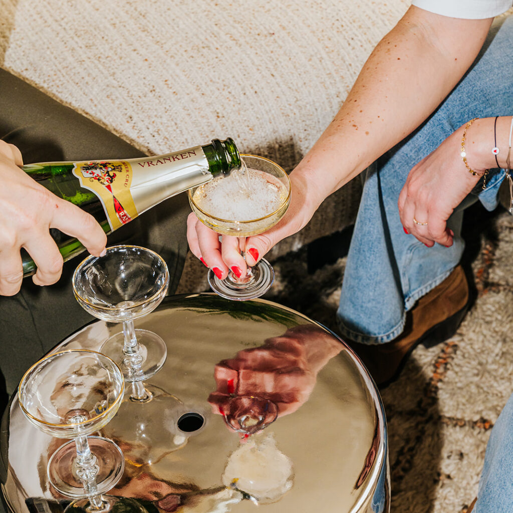 Champagne wordt geschonken in de Sofar zetel.